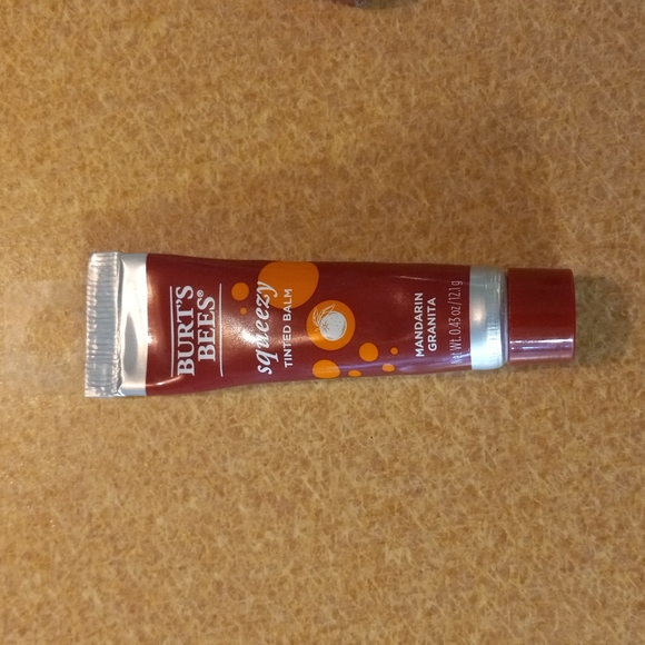 Burt's Bees red lipstick, red balm and makeup remover pack - Picture 3 of 5